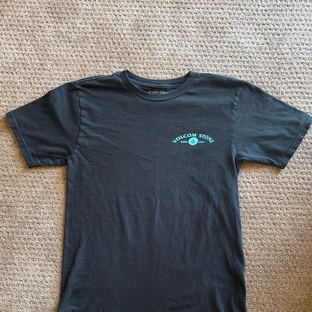 Men’s small Volcom black “True to This” tee.